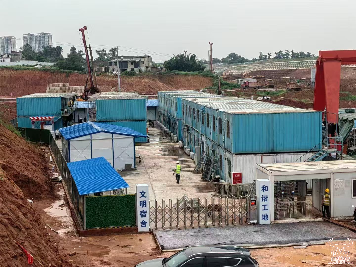 成都市龙泉十陵南站项目住宿区集装箱由铁牛集装箱提供